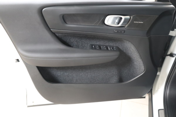 Esittelykuva VOLVO EX40 täyssähköautosta.