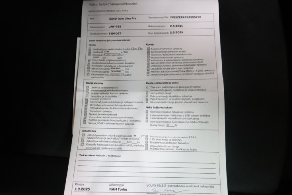 Esittelykuva VOLVO EX40 täyssähköautosta.