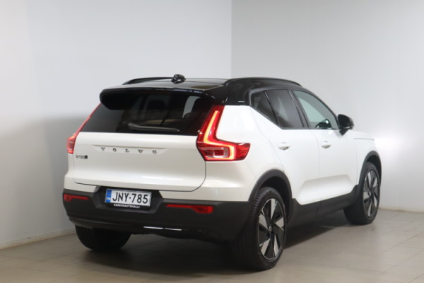 Esittelykuva VOLVO EX40 täyssähköautosta.