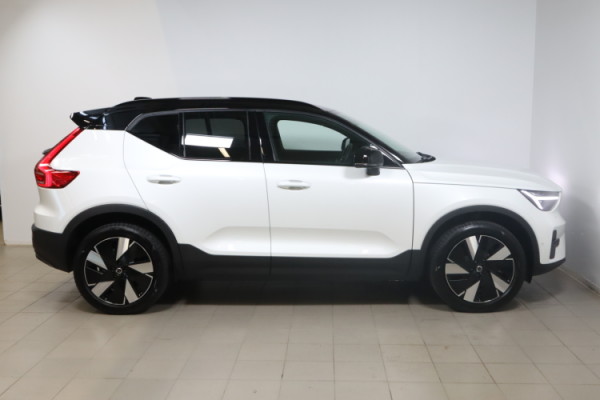 Esittelykuva VOLVO EX40 täyssähköautosta.