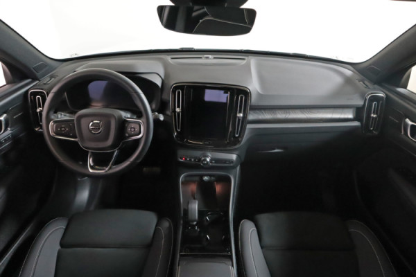 Esittelykuva VOLVO EX40 täyssähköautosta.