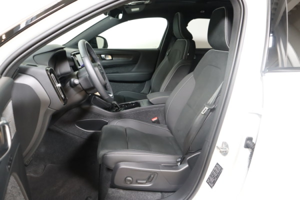 Esittelykuva VOLVO EX40 täyssähköautosta.