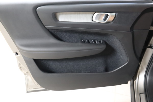 Esittelykuva VOLVO XC40 lataushybridiautosta.