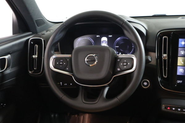 Esittelykuva VOLVO XC40 lataushybridiautosta.