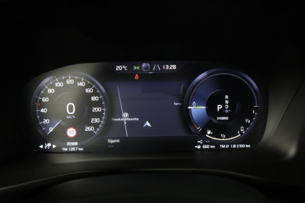 Esittelykuva VOLVO XC40 lataushybridiautosta.
