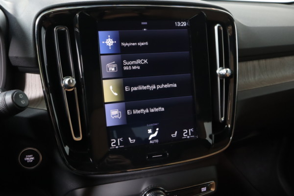 Esittelykuva VOLVO XC40 lataushybridiautosta.