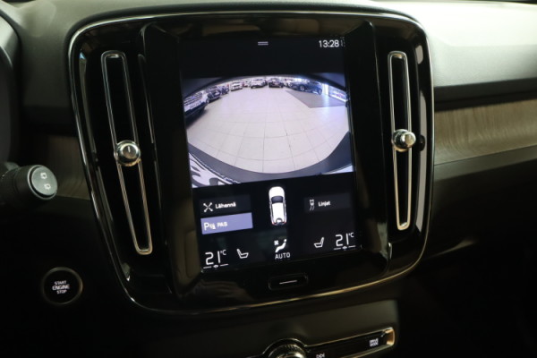 Esittelykuva VOLVO XC40 lataushybridiautosta.