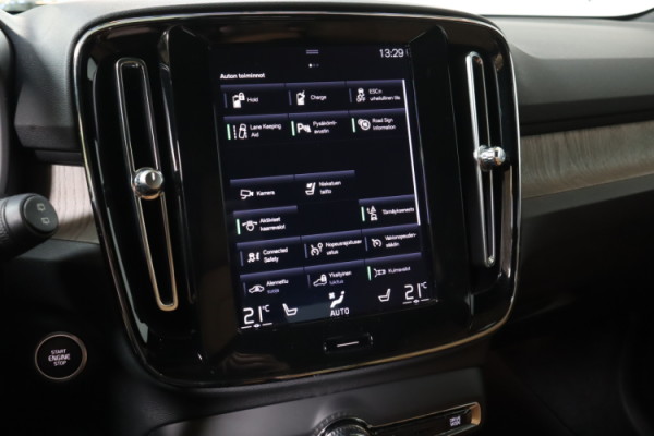 Esittelykuva VOLVO XC40 lataushybridiautosta.