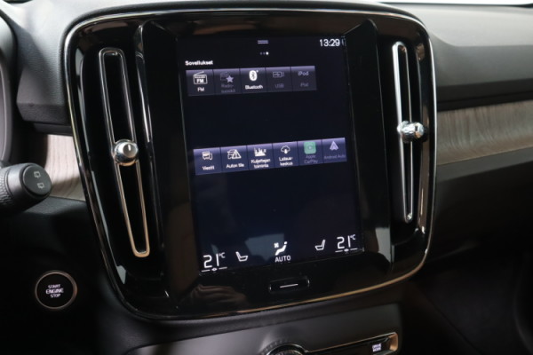 Esittelykuva VOLVO XC40 lataushybridiautosta.