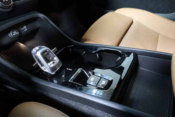 Esittelykuva VOLVO XC40 lataushybridiautosta.