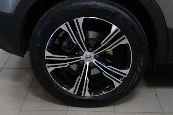 Esittelykuva VOLVO XC40 lataushybridiautosta.