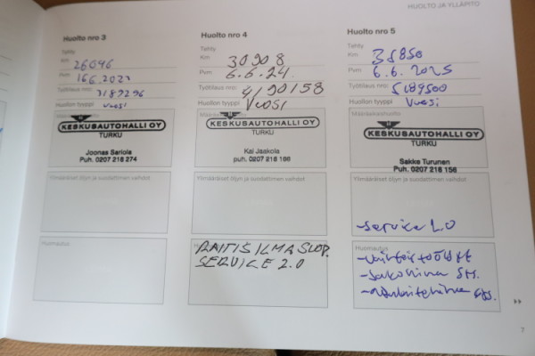 Esittelykuva VOLVO XC40 lataushybridiautosta.