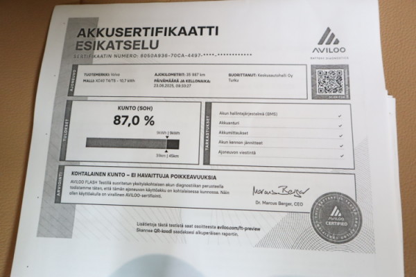 Esittelykuva VOLVO XC40 lataushybridiautosta.
