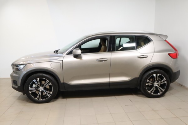 Esittelykuva VOLVO XC40 lataushybridiautosta.