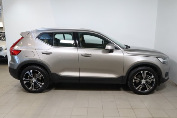 Esittelykuva VOLVO XC40 lataushybridiautosta.