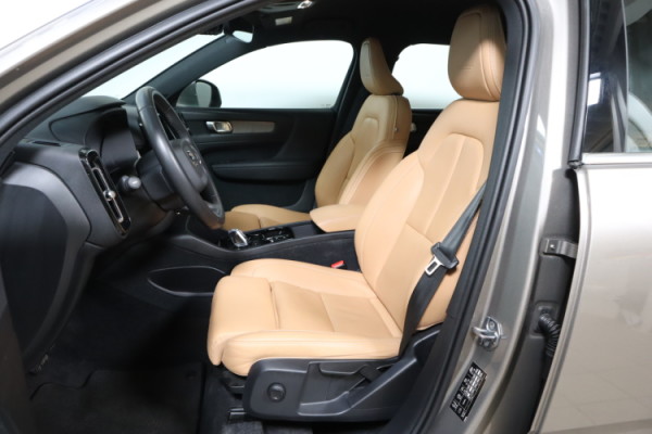 Esittelykuva VOLVO XC40 lataushybridiautosta.