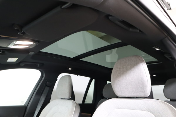 Esittelykuva VOLVO XC90 lataushybridiautosta.