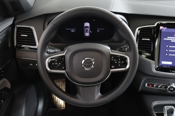 Esittelykuva VOLVO XC90 lataushybridiautosta.