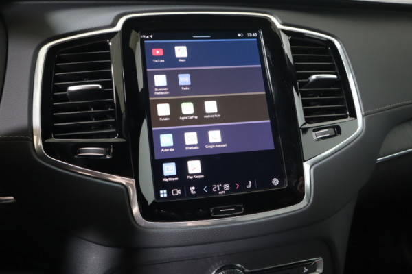Esittelykuva VOLVO XC90 lataushybridiautosta.