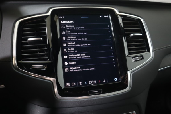 Esittelykuva VOLVO XC90 lataushybridiautosta.