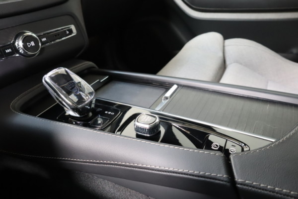 Esittelykuva VOLVO XC90 lataushybridiautosta.