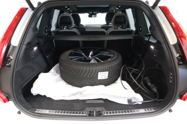 Esittelykuva VOLVO XC90 lataushybridiautosta.