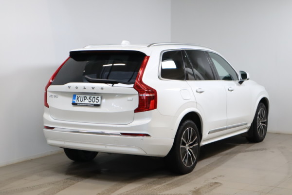 Esittelykuva VOLVO XC90 lataushybridiautosta.