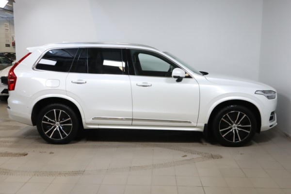Esittelykuva VOLVO XC90 lataushybridiautosta.