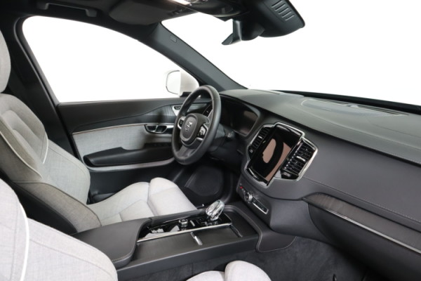 Esittelykuva VOLVO XC90 lataushybridiautosta.