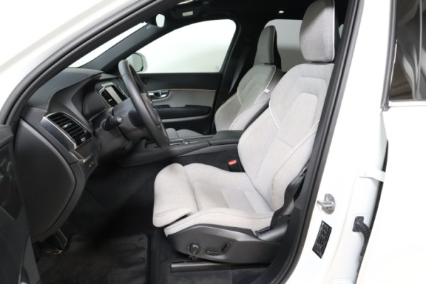 Esittelykuva VOLVO XC90 lataushybridiautosta.
