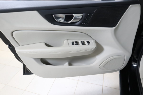 Esittelykuva VOLVO V60 lataushybridiautosta.