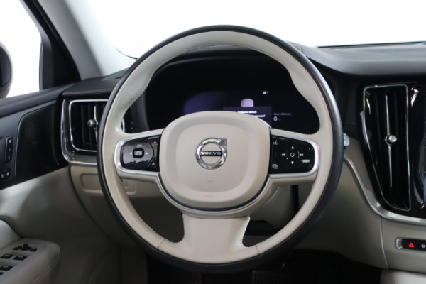 Esittelykuva VOLVO V60 lataushybridiautosta.