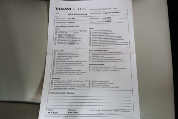 Esittelykuva VOLVO V60 lataushybridiautosta.