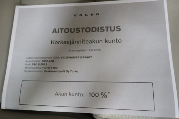 Esittelykuva VOLVO V60 lataushybridiautosta.