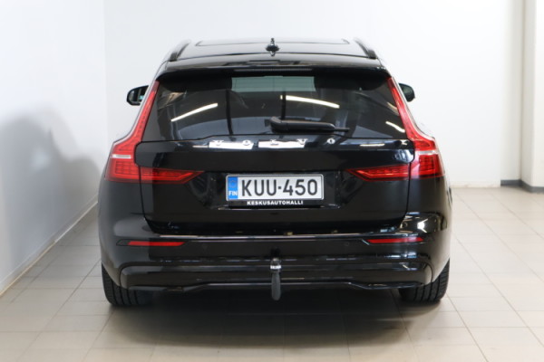 Esittelykuva VOLVO V60 lataushybridiautosta.