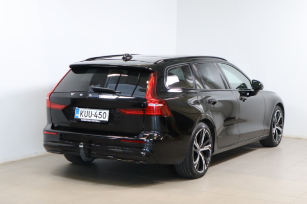 Esittelykuva VOLVO V60 lataushybridiautosta.