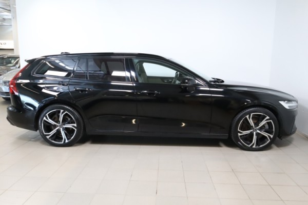 Esittelykuva VOLVO V60 lataushybridiautosta.
