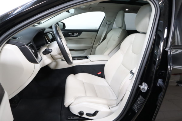 Esittelykuva VOLVO V60 lataushybridiautosta.