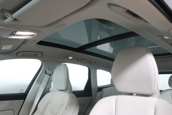 Esittelykuva VOLVO XC60 lataushybridiautosta.