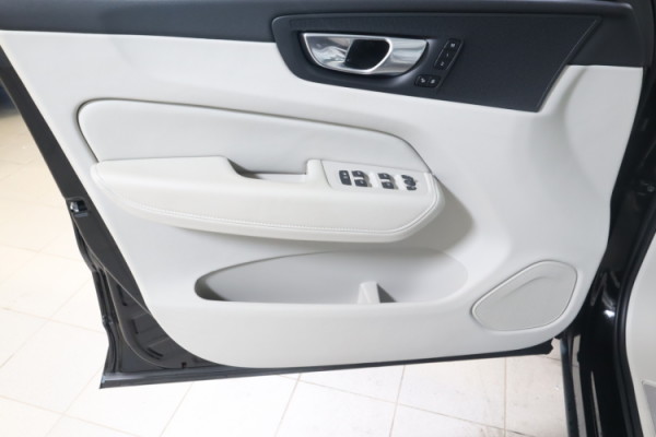 Esittelykuva VOLVO XC60 lataushybridiautosta.