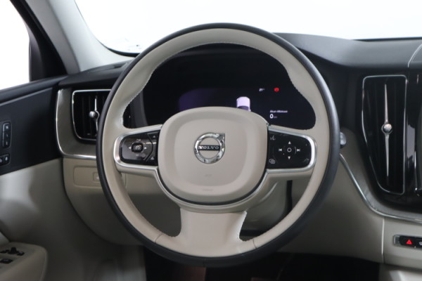 Esittelykuva VOLVO XC60 lataushybridiautosta.