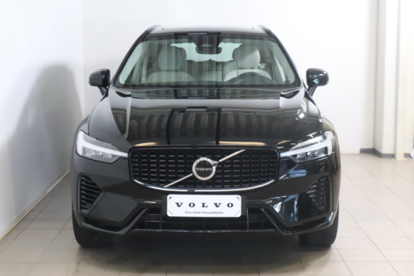 Esittelykuva VOLVO XC60 lataushybridiautosta.