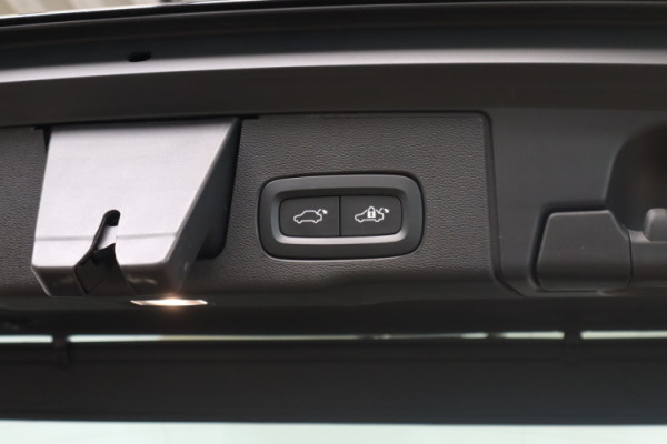Esittelykuva VOLVO XC60 lataushybridiautosta.