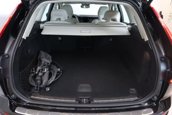 Esittelykuva VOLVO XC60 lataushybridiautosta.