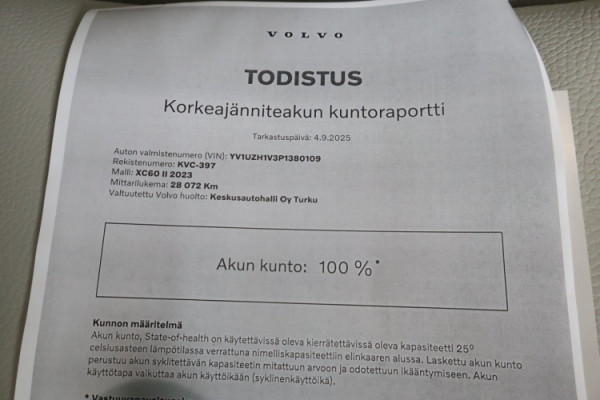 Esittelykuva VOLVO XC60 lataushybridiautosta.
