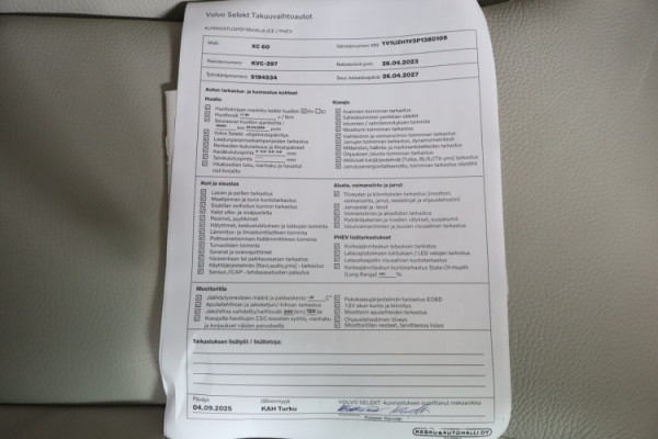 Esittelykuva VOLVO XC60 lataushybridiautosta.