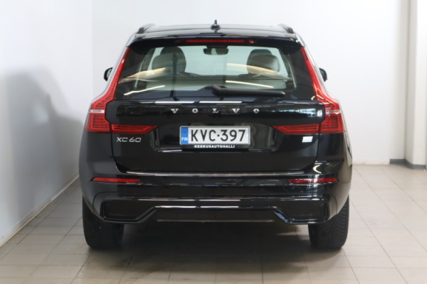 Esittelykuva VOLVO XC60 lataushybridiautosta.