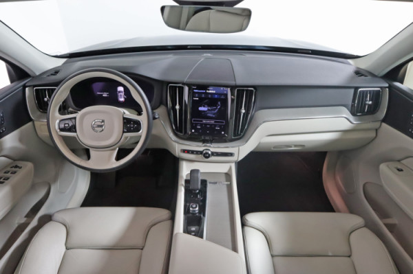 Esittelykuva VOLVO XC60 lataushybridiautosta.