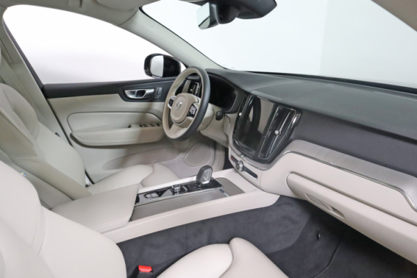 Esittelykuva VOLVO XC60 lataushybridiautosta.