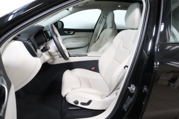 Esittelykuva VOLVO XC60 lataushybridiautosta.